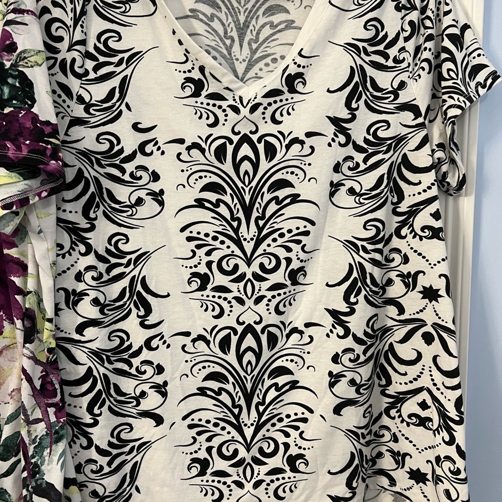 Pair of LuLaRoe v neck t shirts with longer hems. Floral and scroll - Picture 3 of 6
